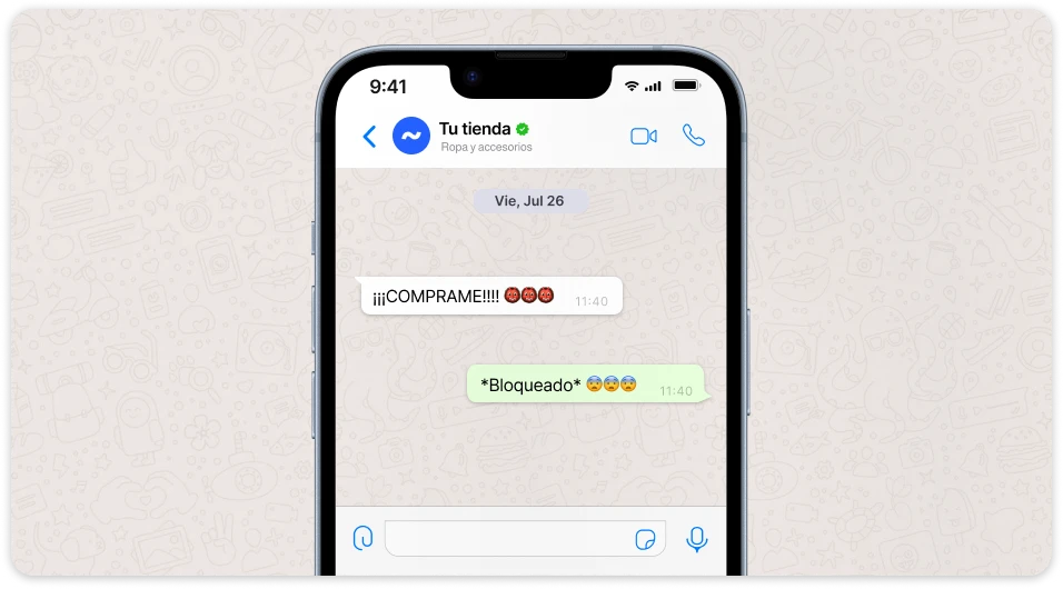 Una conversación de WhatsApp entre una empresa y un cliente, donde la empresa está forzando al cliente a comprar, y el cliente la bloquea.